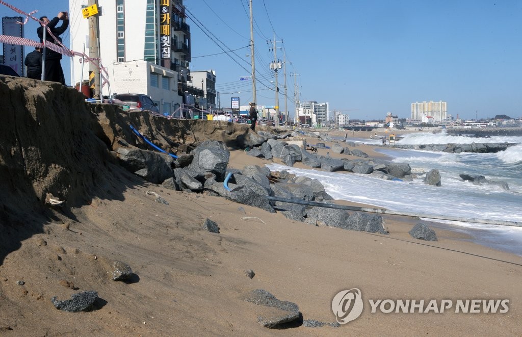 성난 겨울 파도에 무너진 해변