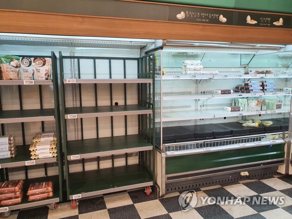 텅 빈 대형마트 진열대