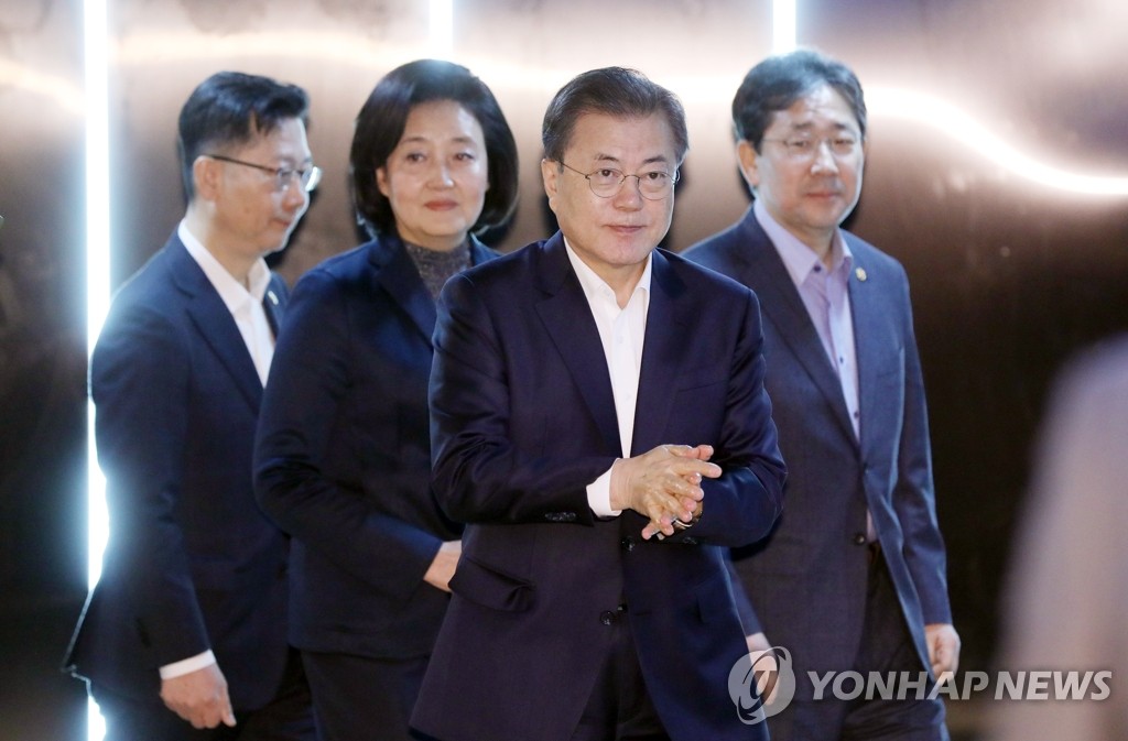 손 소독하며 입장하는 문 대통령