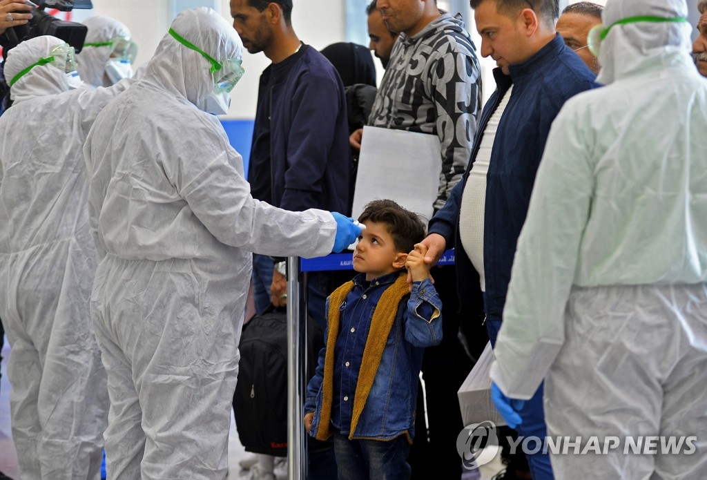 이란서 온 어린이 체온 검사하는 이라크 방역요원