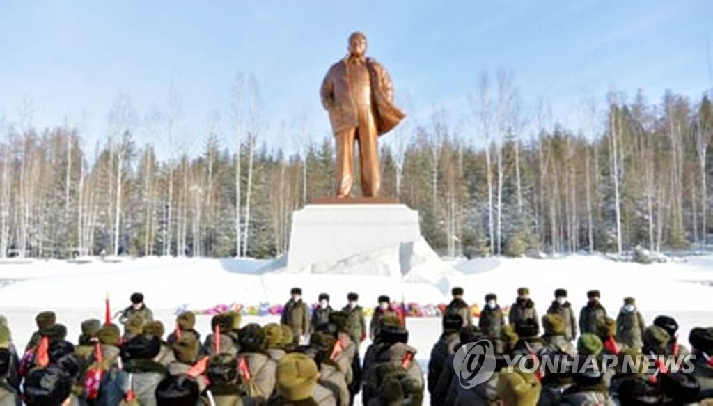 北朝鮮代議員 マスク姿で白頭山へ 北朝鮮代議員 マスク姿で白頭山へ