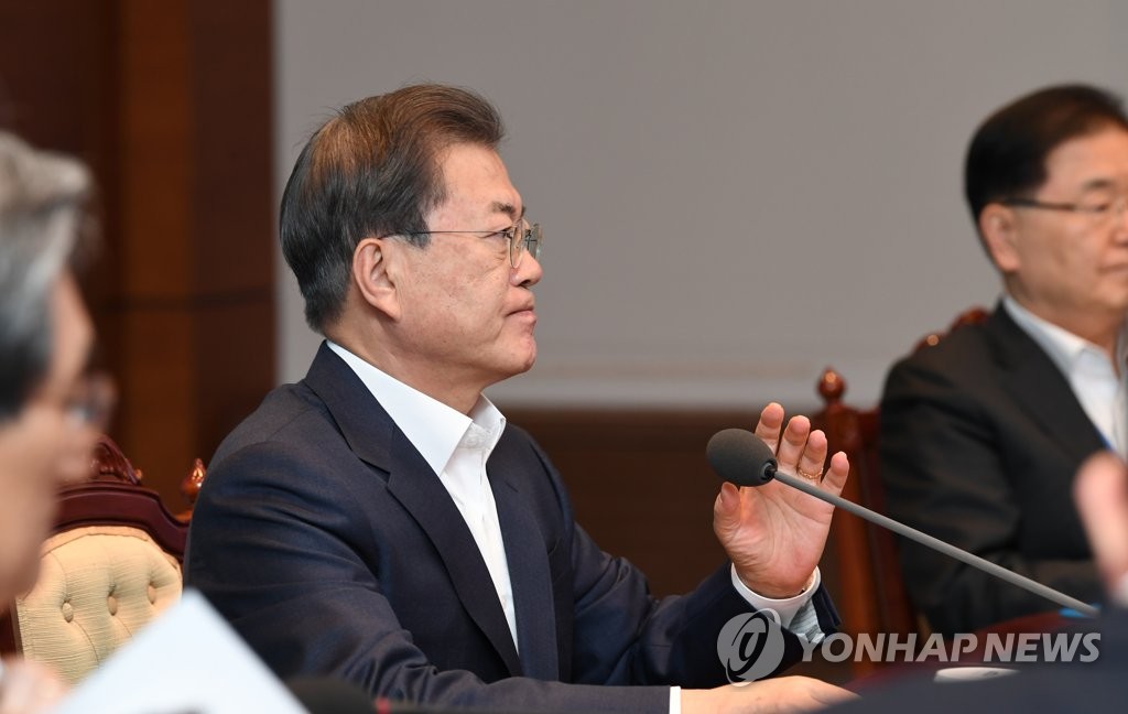 굳은 표정의 문 대통령