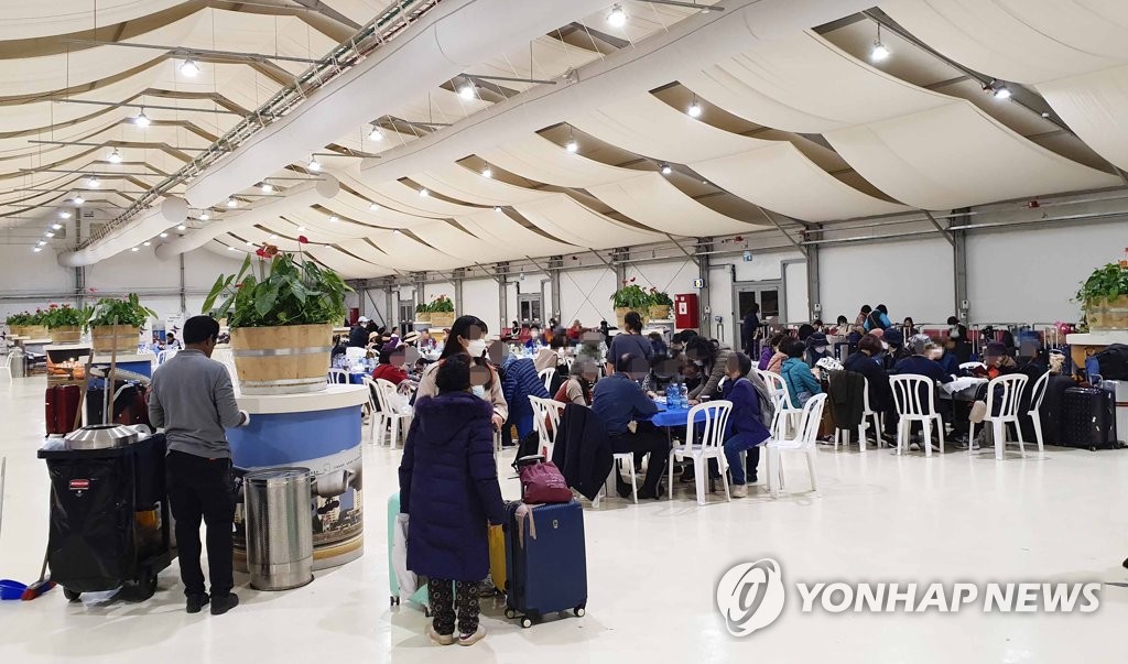 벤구리온 국제공항에서 비행기 기다리는 여행객들
