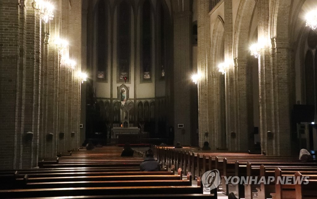 기도하는 천주교 신자들