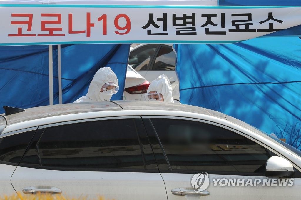 차안에서 코로나19 검사받는 '드라이브 스루'