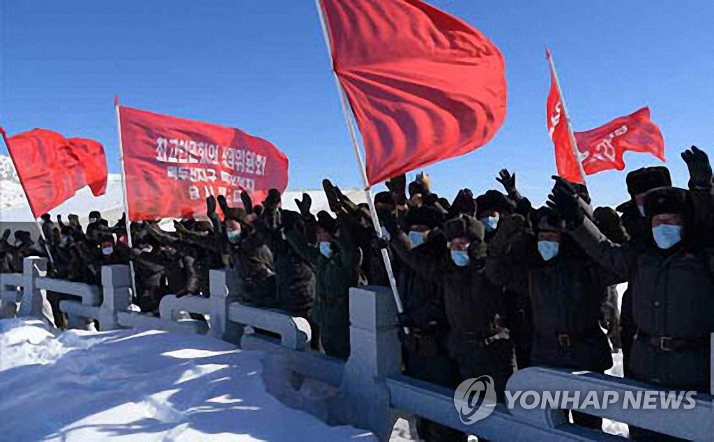 북한 최고인민회의 간부들, 마스크 끼고 백두산 답사