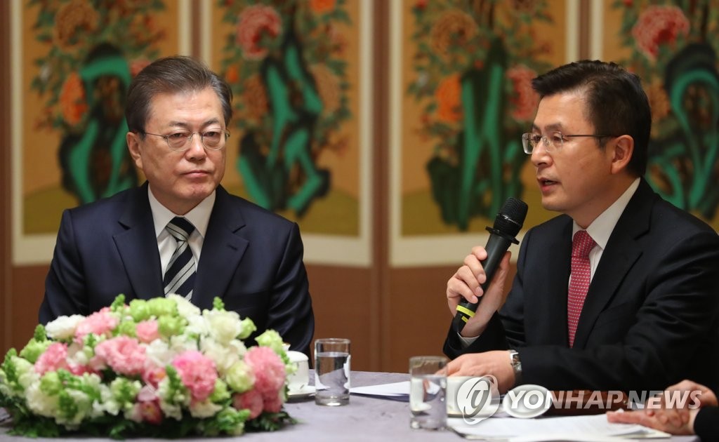 Hwang Kyo-ahn (R), head of the main opposition United Future Party, speaks at a meeting with President Moon Jae-in at the National Assembly in Seoul on Feb. 28, 2020. (Yonhap)