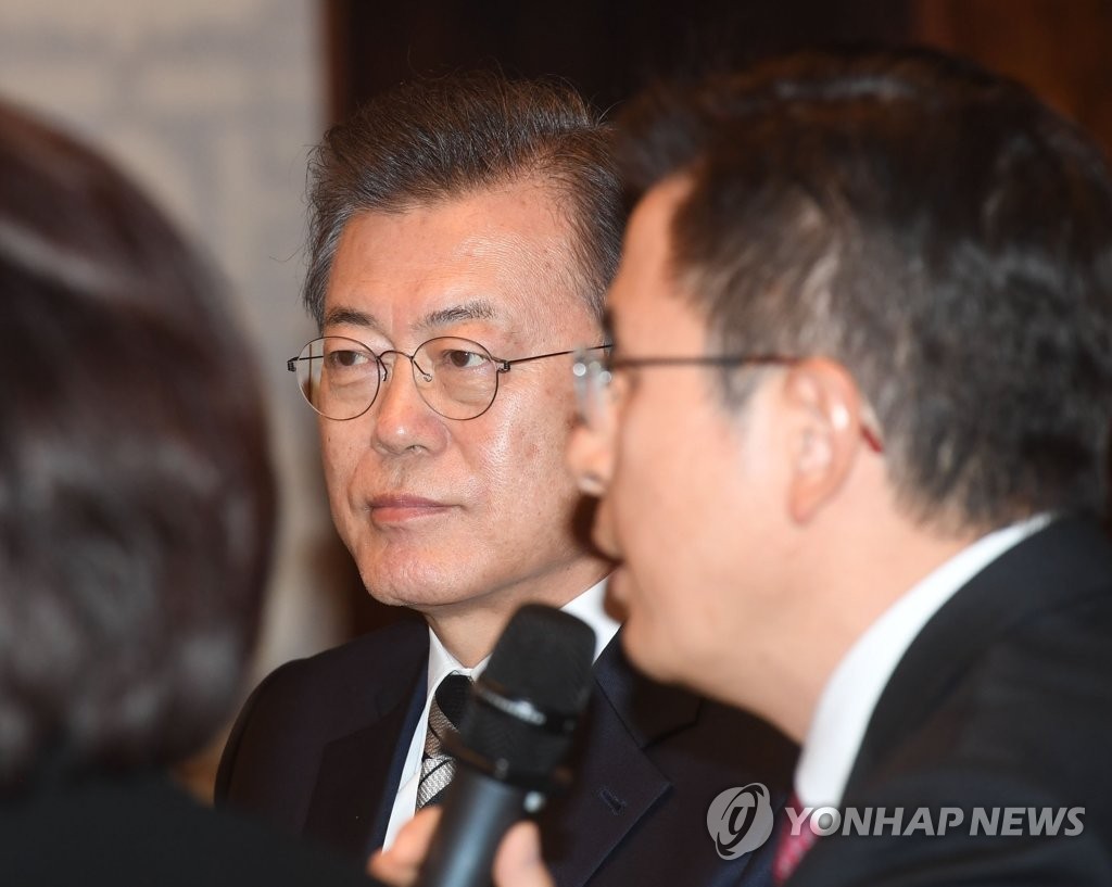 황교안 대표 발언 듣는 문 대통령