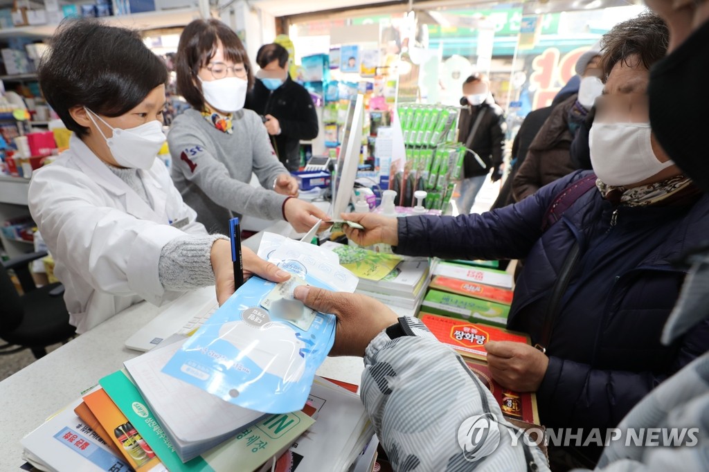 This photo shows citizens buying masks at a pharmacy in the central Jongno district of Seoul on March 6, 2020. (Yonhap)