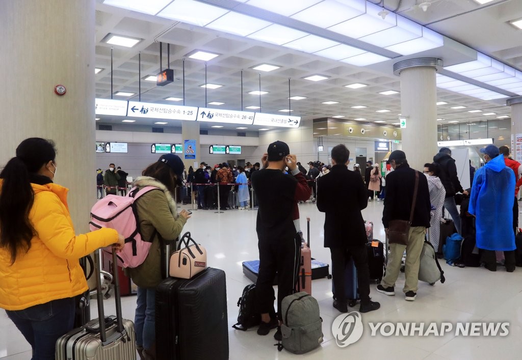 제주공항에 몰린 중국인 출국자들