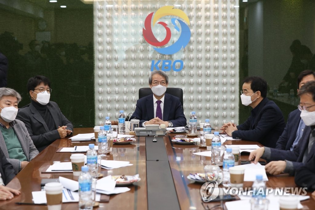 Korea Baseball Organization (KBO) Commissioner Chung Un-chan (C) presides over a meeting with club presidents at the KBO headquarters in Seoul on March 10, 2020. (Yonhap)