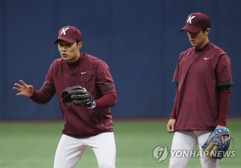 지난해 3월 고척스카이돔에서 훈련에 열중하는 김하성(왼쪽)