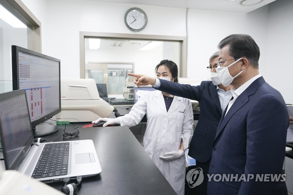 문 대통령, 코로나19 진단시약 업체 방문