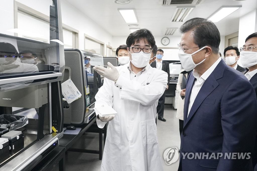 문 대통령, 코로나19 시약업체 방문