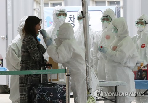 '워킹 스루' 검사받는 외국인 입국자