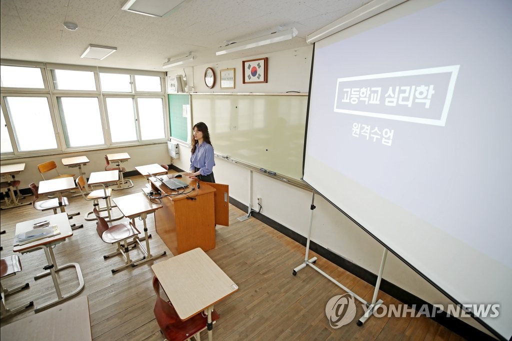 A teacher rehearses remote teaching at a high school in Mapo Ward in western Seoul on March 26, 2020. (Yonhap)