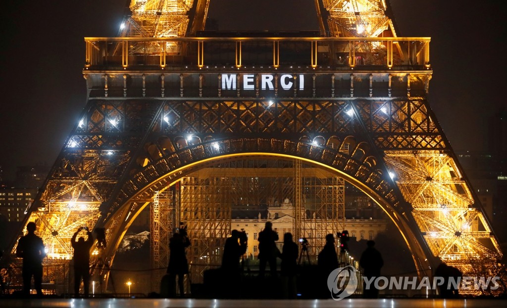 "메르시"…의료진에게 감사인사 보내는 파리 에펠탑