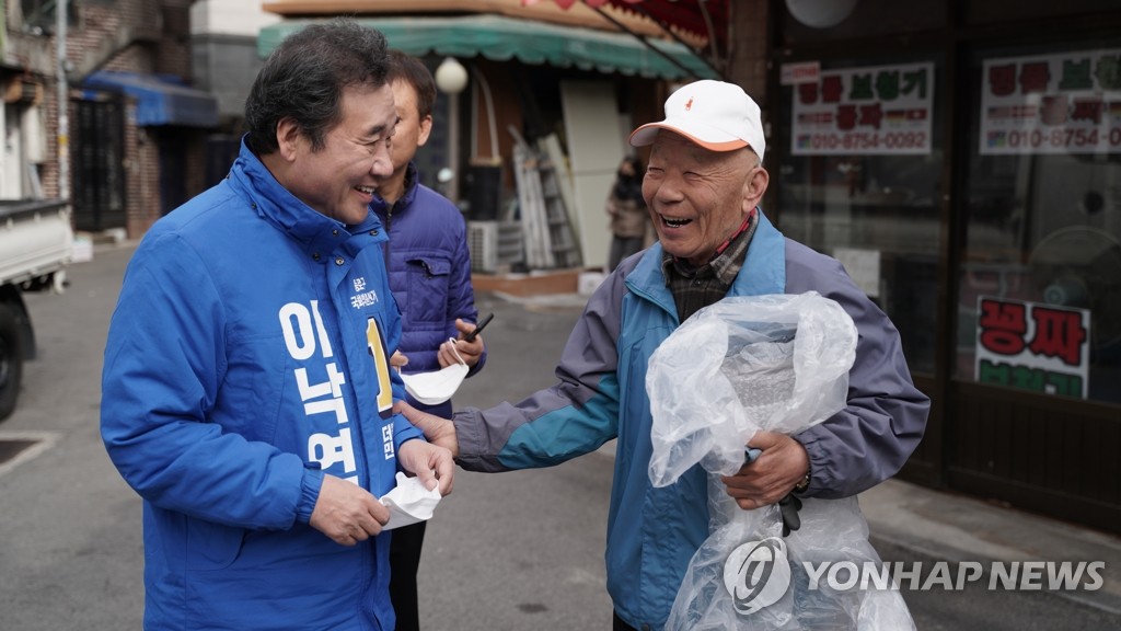 종로구 주민과 인사 나누는 이낙연 후보
