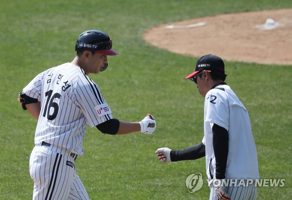 청백전 2점 홈런 신고한 김민성