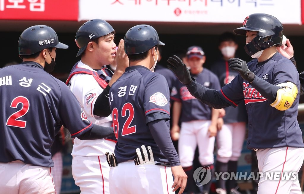 투런 홈런 친 김상호