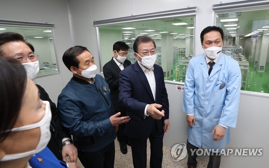 관계자 격려하는 문 대통령