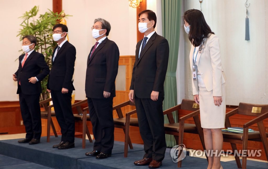 위촉식 참석한 노영민 비서실장