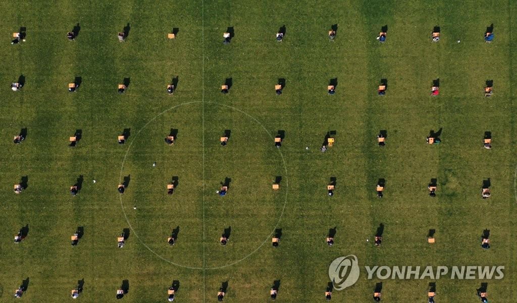 축구장서 치러진 공사 신규채용 필기시험
