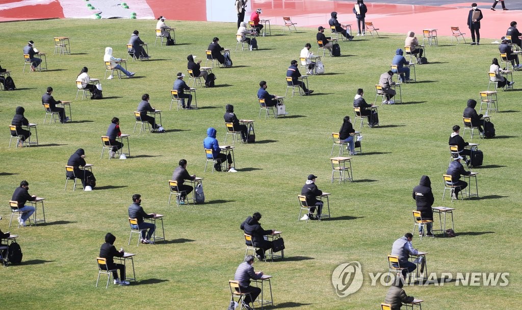 시험장으로 변신한 축구장