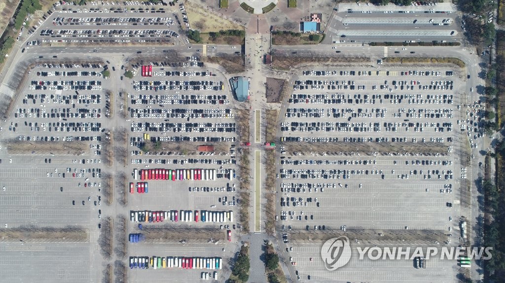 봄나들이 차량으로 절반이상 가득찬 주차장