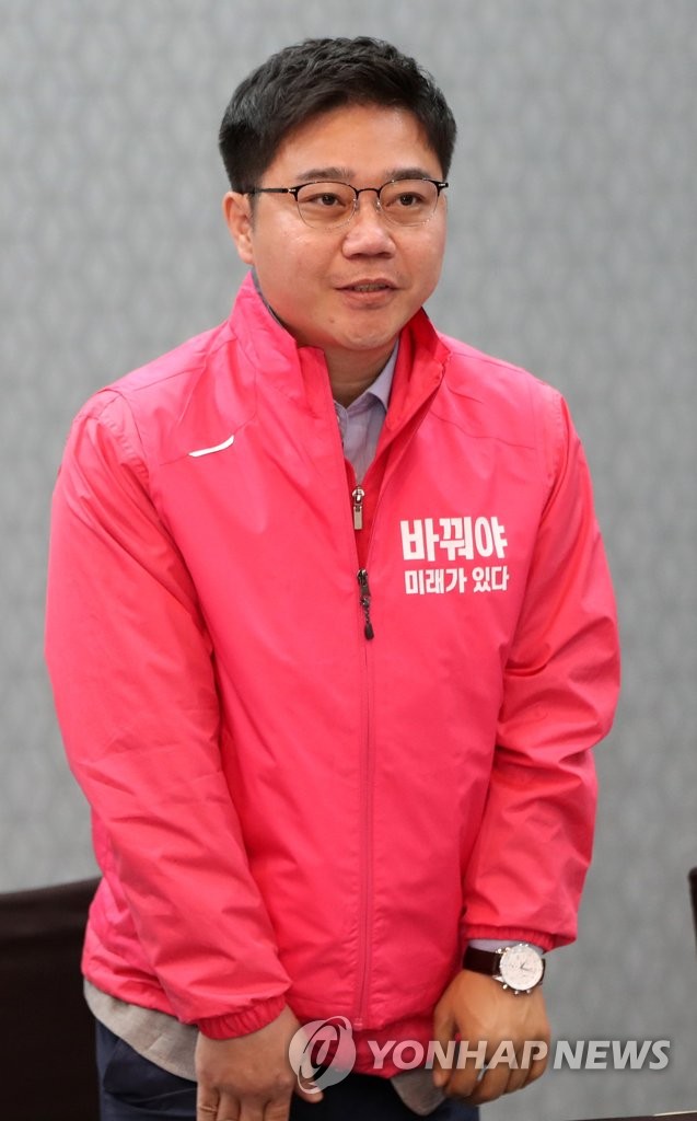 인사하는 미래한국당 지성호 후보