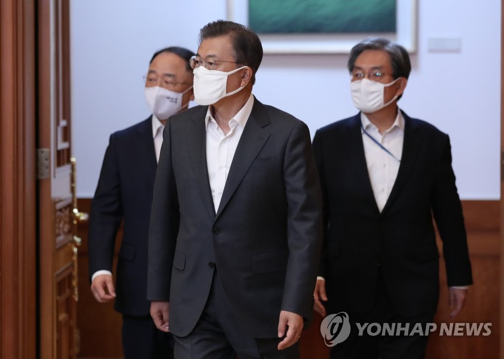 비상경제회의 참석하는 문 대통령