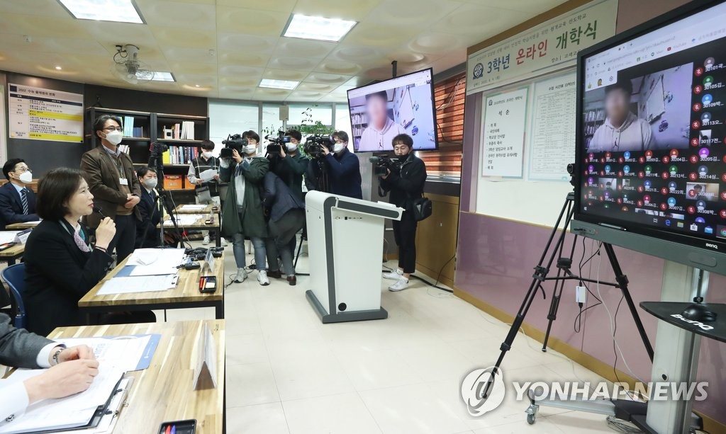 학생과 대화하는 유은혜 부총리