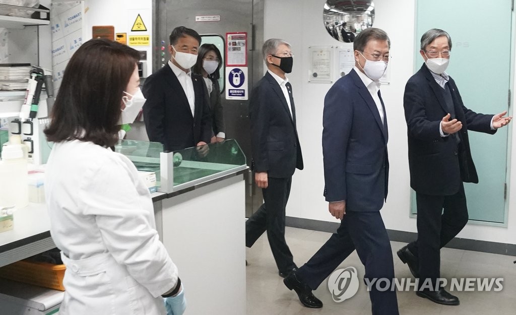 연구시설 시찰하는 문 대통령