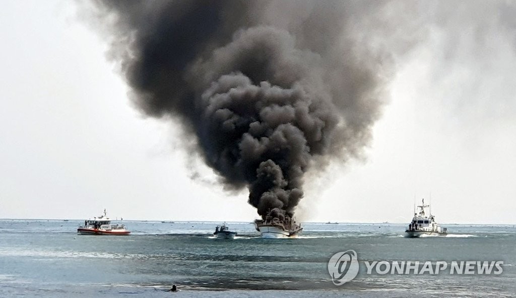검은 연기 치솟는 어선 화재