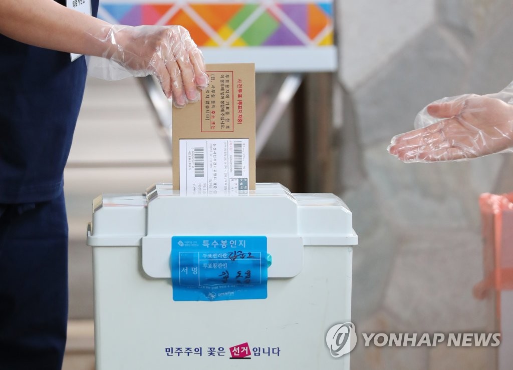 소중한 한 표 행사하는 의료진
