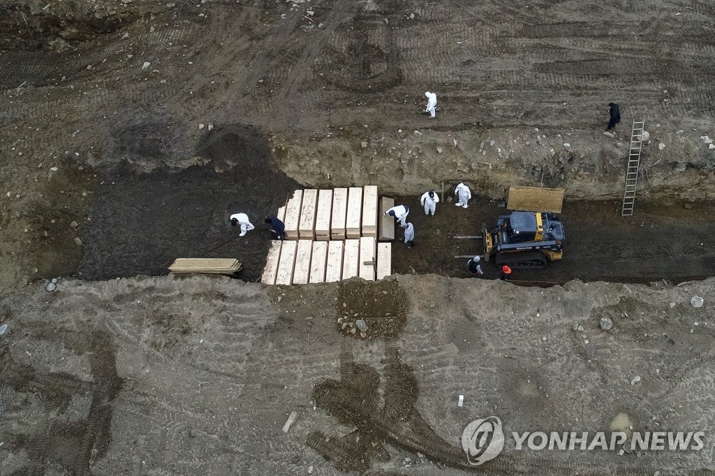 뉴욕 하트섬에 집단 매장되는 코로나19 사망자들