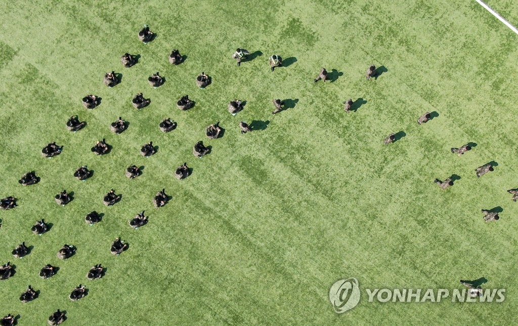 줄 서서 투표장으로