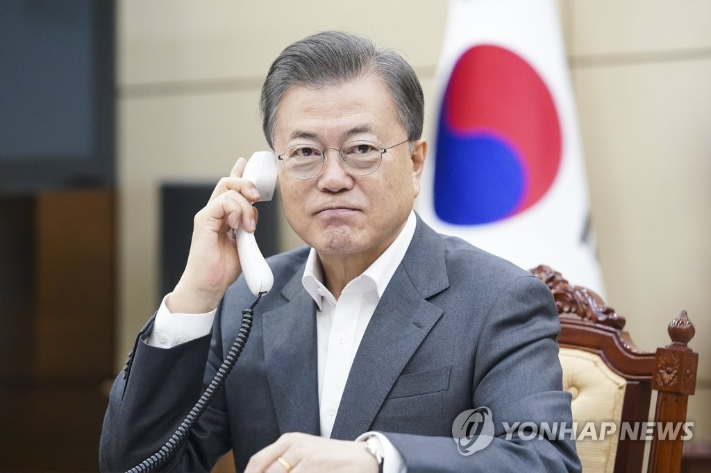 Moon, Gates hold phone talks Moon, Gates hold phone talks