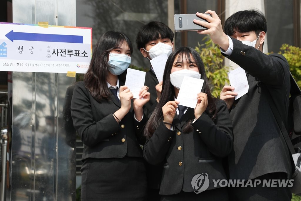 High school students advance vote High school students advance vote