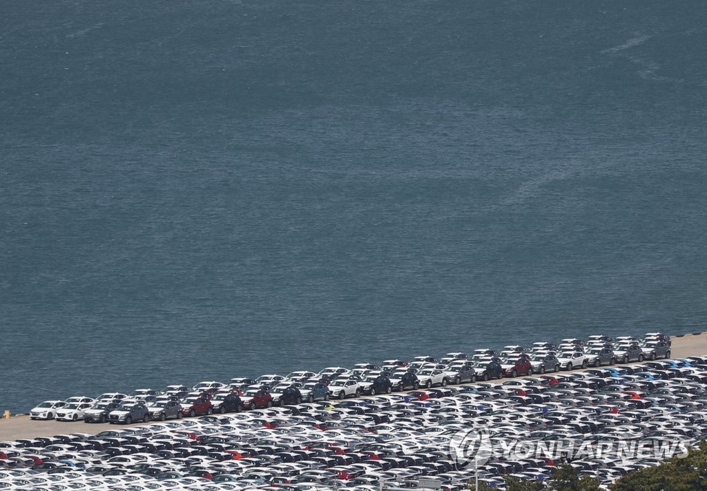 This photo taken on April 23, 2020, shows vehicles waiting to be shipped at the port of Hyundai Motor's main plants in Ulsan, about 410 kilometers southeast of Seoul, amid the COVID-19 pandemic. (Yonhap) 