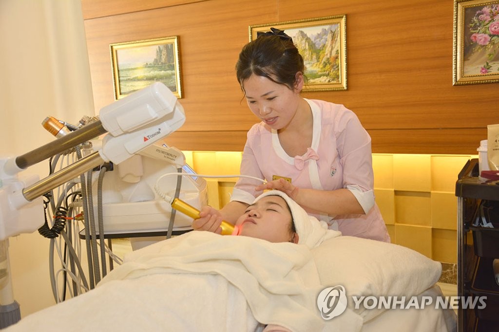 북한 매체, 양덕온천문화휴양지 띄우기…피부관리 받는 북한 주민