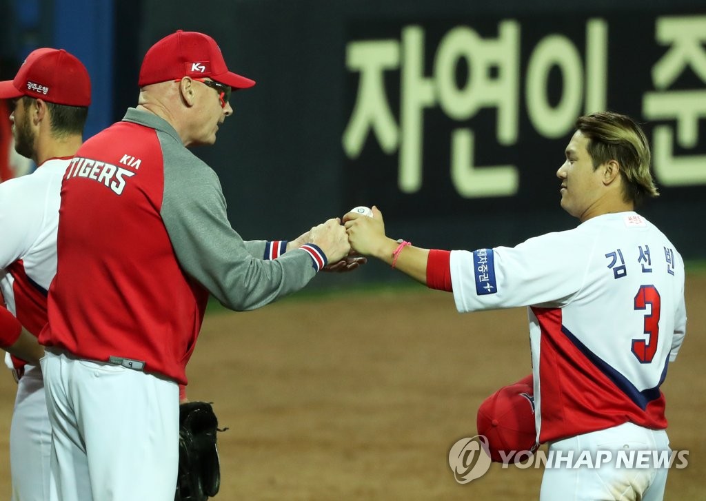 김선빈 '감독님 첫 승 기념구 받으세요'