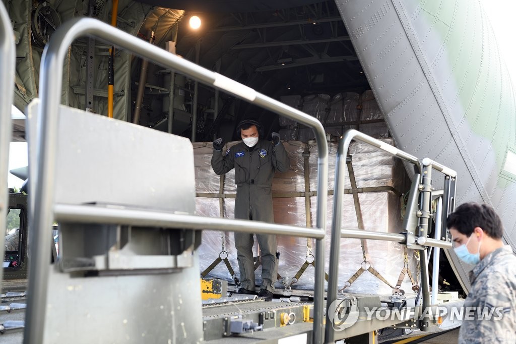A South Korean Air Force aircraft's cargo of 500,000 face masks is unloaded at Joint Base Andrews, Maryland, on May 12, 2020, in this photo provided by the South Korean Embassy in Washington. South Korea sent the face masks to help Korean War veterans in the United States fight COVID-19. The donation is part of the 1 million masks South Korea's veterans affairs ministry is providing to all 22 countries that fought with South Korea in the 1950-53 conflict. (PHOTO NOT FOR SALE) (Yonhap)