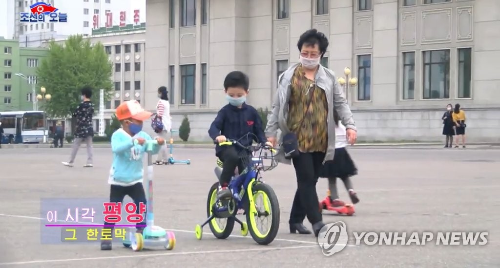 '코로나19 두렵지 않아'…마스크 끼고 나들이 나선 평양 어린이들