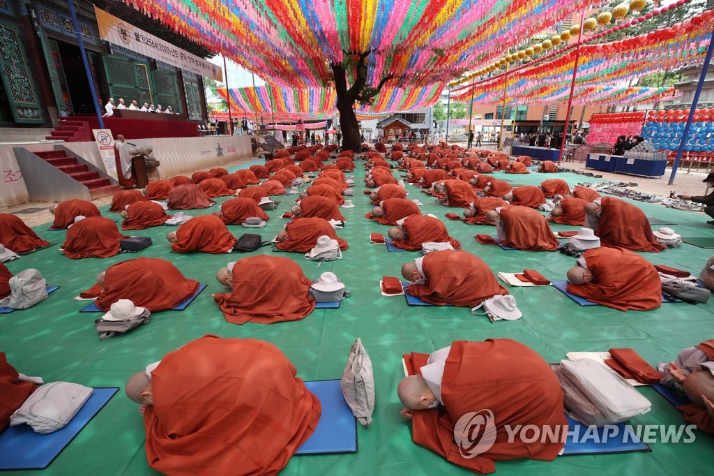 코로나 확산 막기 위해 실외에서 열린 품서식