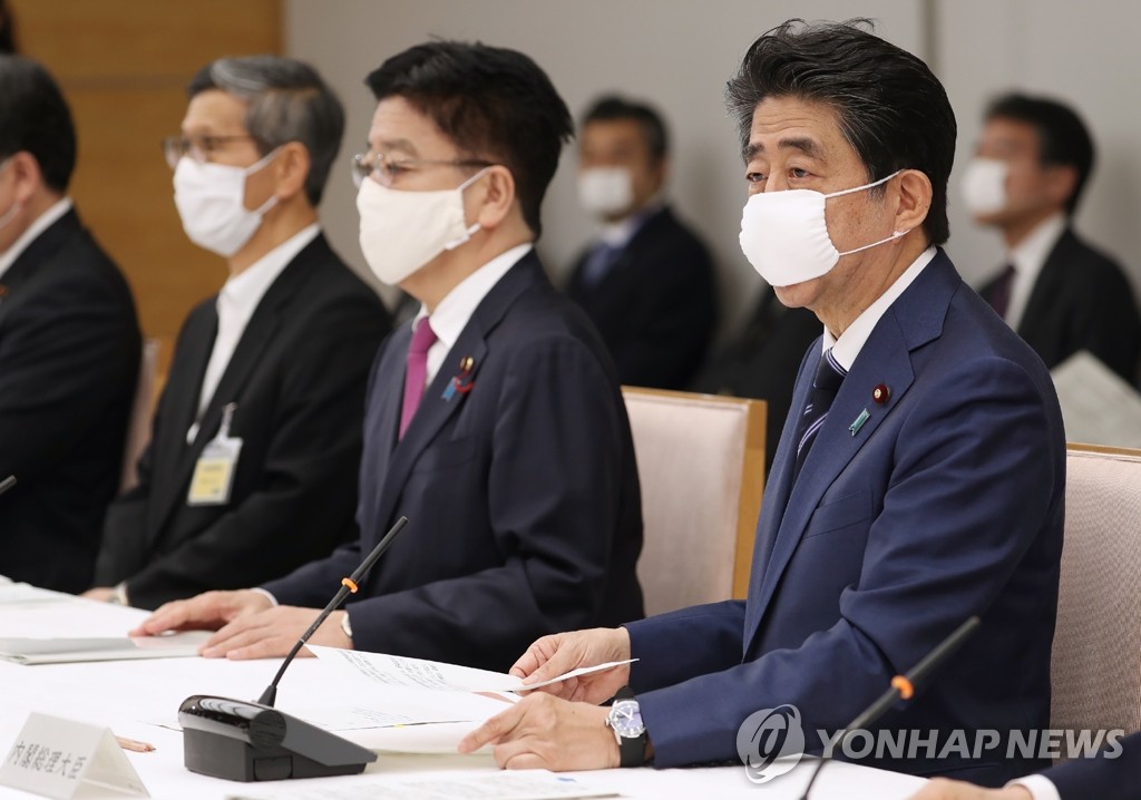 코로나19 긴급사태 부분 해제 결정하는 아베 일본 총리
