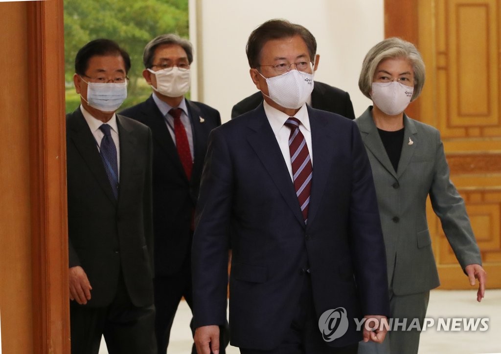 신임 대사 신임장 수여식 입장하는 문 대통령