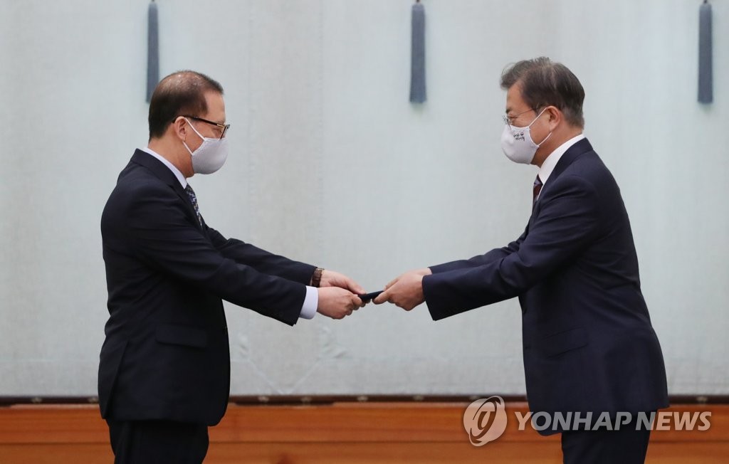 문 대통령, 주콜롬비아대사에게 신임장 수여