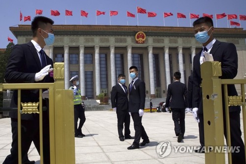 중국 전인대 개막식장 앞의 마스크 쓴 보안요원들