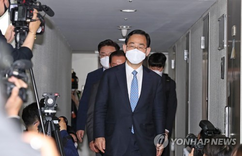 마스크 쓰고 김종인 내정자 사무실 찾은 주호영 원내대표
